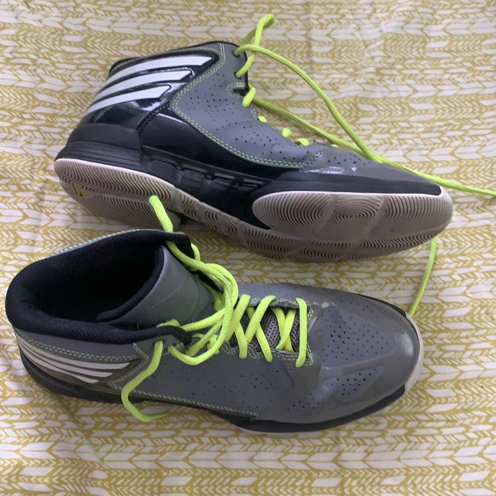 EUC Men’s Adidas basketball sneakers